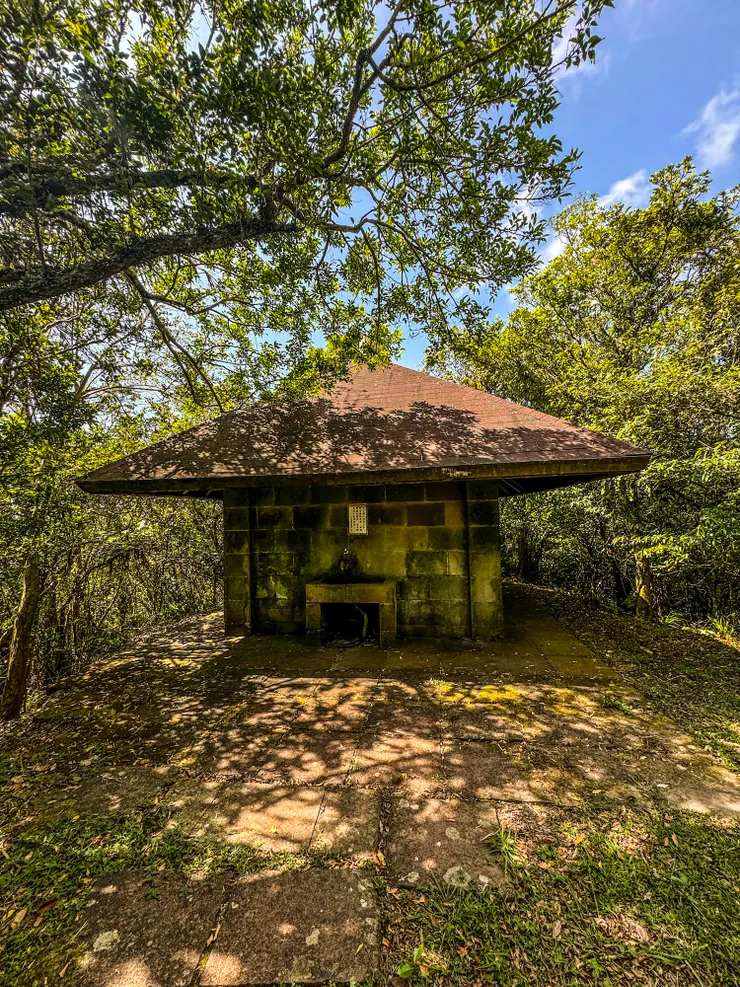 是公厠，應該是有人打掃所以是乾淨的哦！