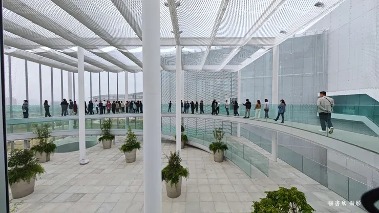 台中綠美圖坐落在地面上的透明空間，它幾乎消弭了室內與室外的界線