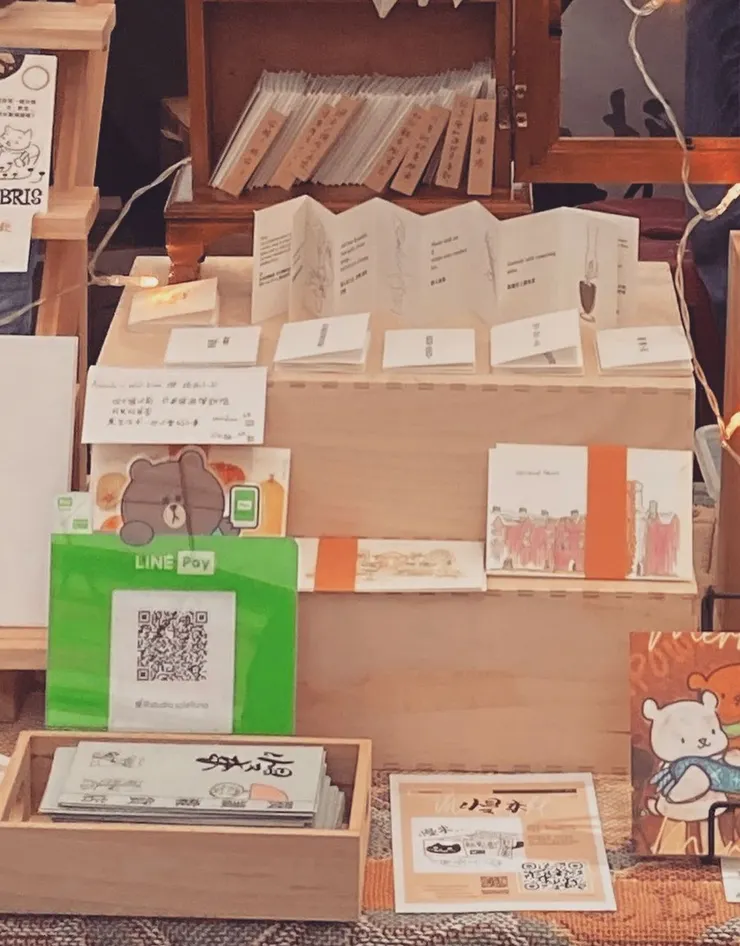 對豆本書著迷，因此許多作品也是豆本書