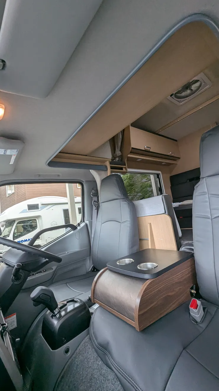 很寛敞的駕駛座，視野很好