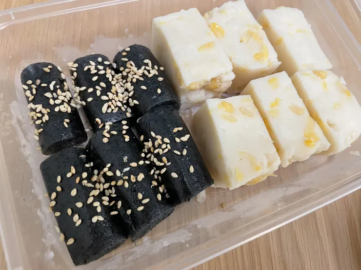 黑芝麻卷和馬豆糕（作者拍攝）