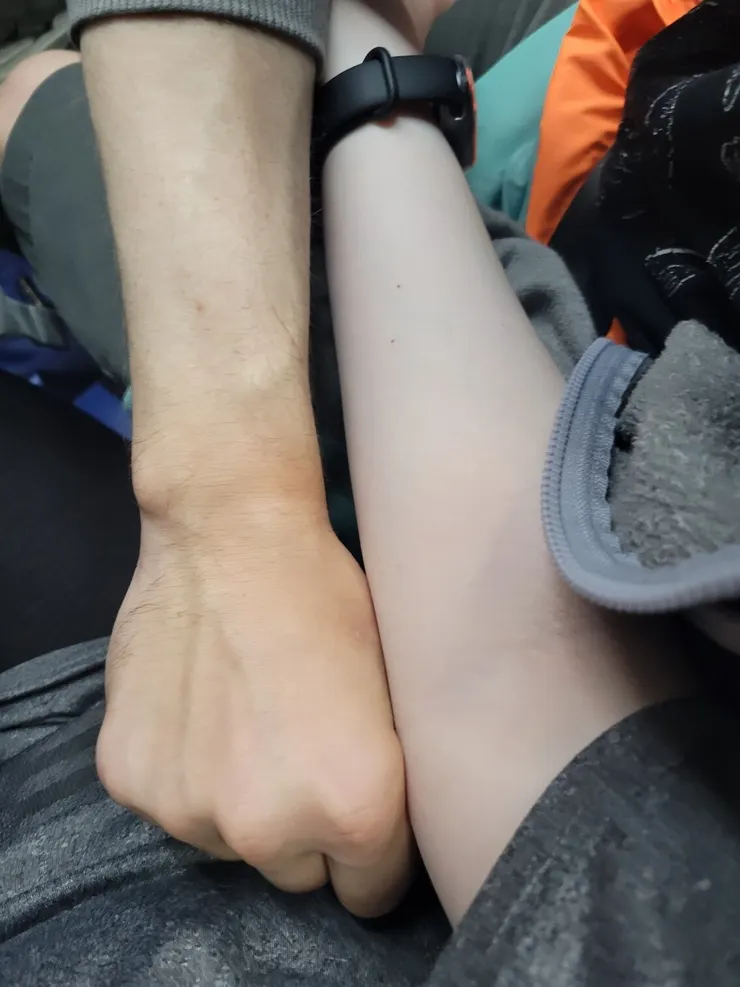 我是白人，他是黃人，哈哈