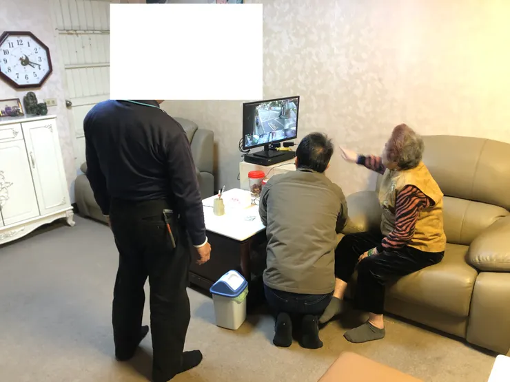 全部完工後，陪著老奶奶一起設定畫面位置。