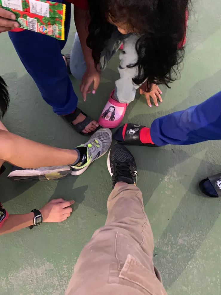 和當地孩子們玩鬼抓人