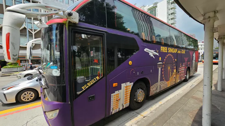 等紅燈時意外看到新航過境隨意行巴士!真的超開心!