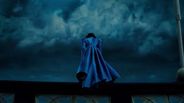 鏡頭營造的孤寂感(圖片來源:《Poor Things》劇照)