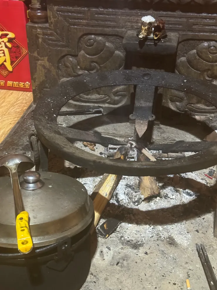 蒸餾青稞酒時的爐子,因為會把阿嬤的眼淚燻出來,因此青稞酒又稱為阿嬤的眼淚。