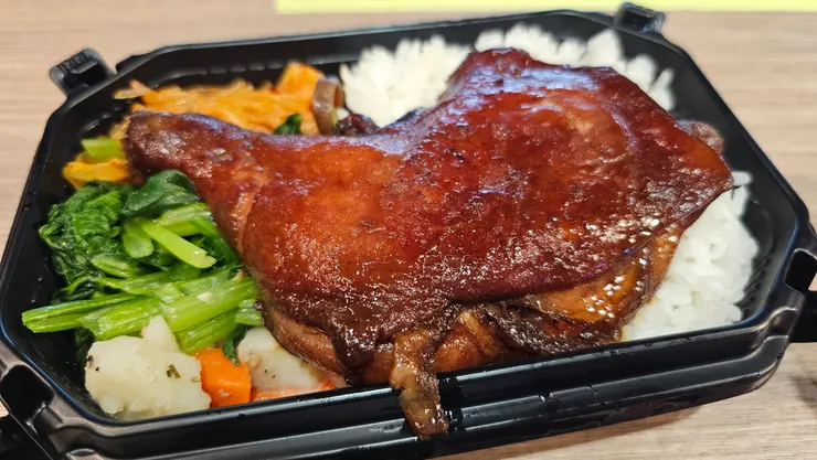 這個大雞腿便當加一碗紫菜湯只要120元!