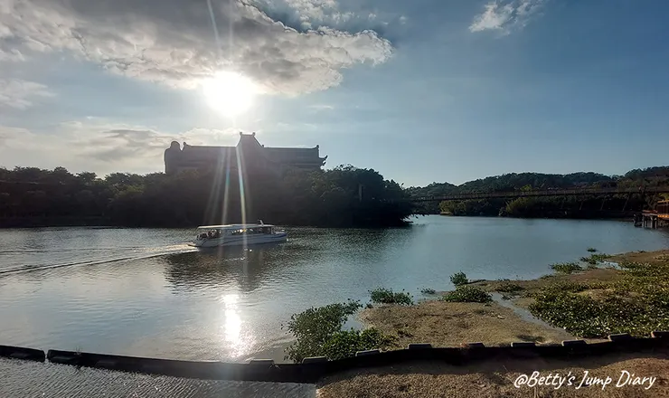 ▲峨眉湖吊橋風景區/圖片來源:Betty's Jump Diary