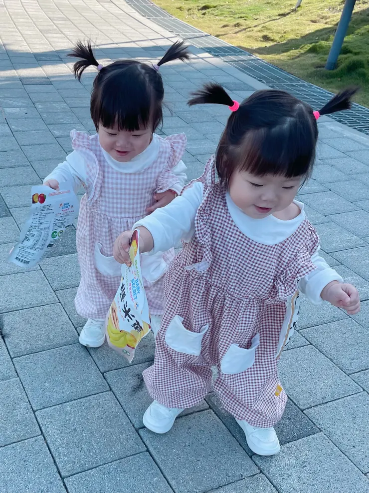 媺大腸&嫚粉腸妳們是有多愛啦！走路也要拿著走