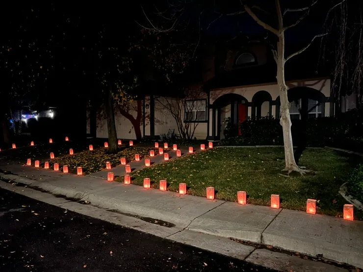 這是我們聖誕夜在家門前擺的luminarias, 紙袋裡的蠟燭透出含蓄溫暖的光芒，我想愛也是這樣的吧。