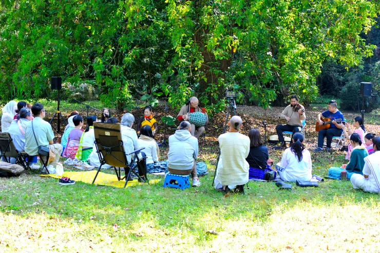 【生態農園裡霎時充滿了超然音聲 不嫌人少草木蟲鳥也來歡喜聆聽】