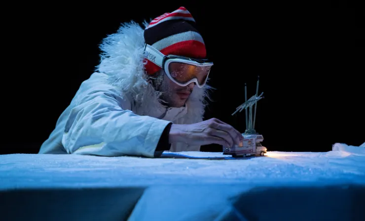 《最後一個星期天》以微型物件、場景與服裝等多重元素，表現出天寒地凍的極地景象，令觀者身歷其境 ©Alice Piemme