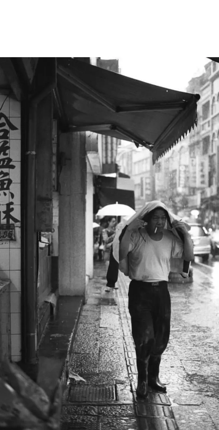 乙二所攝。下雨天不撐傘的人都是英雄都是英雄