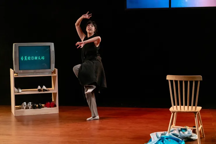 王衍手舞足蹈唱出號稱能解釋高雄原名打狗緣由的《打狗之歌》。（圖片來源：https://www.facebook.com/doubletheatre）