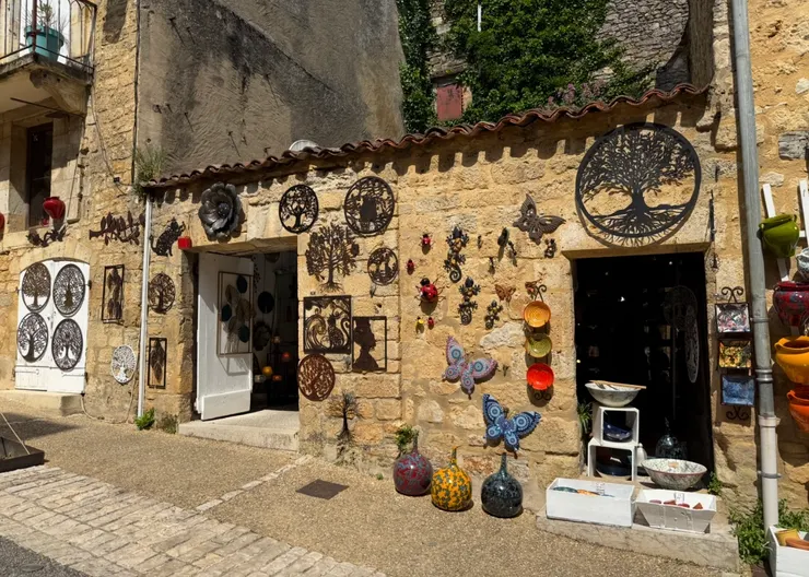 連商店的牆壁都好吸睛