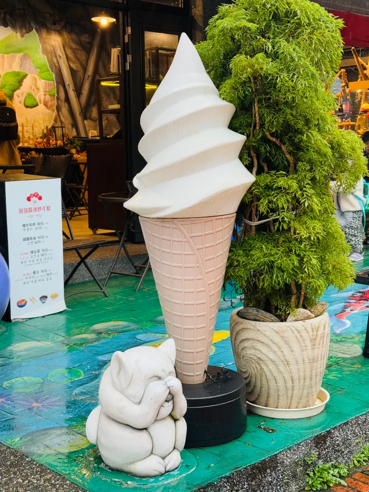 怎麼了？為什麼哭哭，買一隻冰淇淋給你，不要哭了哦。