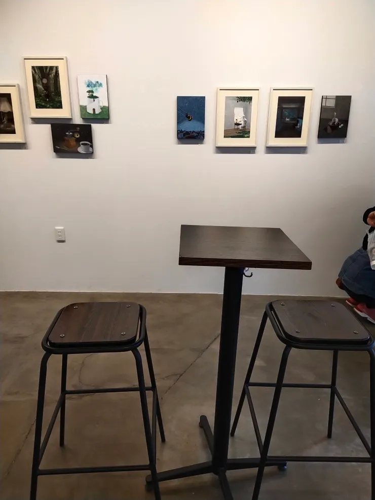 牆上展示作品,也可以坐下來喝個東西