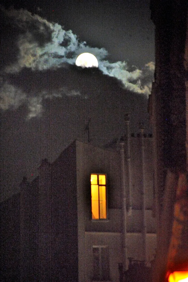 【台灣中秋才過十六日月更圓 入夜塞納河畔追光不見玉盤！放棄塞納河拍月，回到民宿附近才雲開見月，隨便拍拍。】