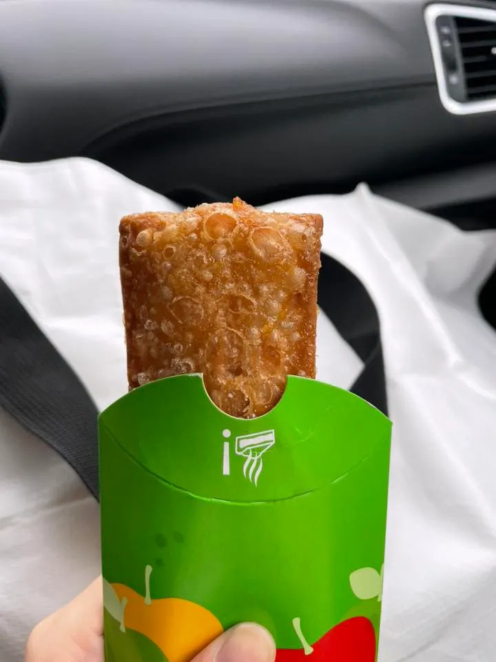 得來速購買，在車上吃滿方便的！卑爾根觀光區麥當勞人比較多，我在莫爾德和其他城市看見的麥當勞人都滿少的，開車中途可以下來休息～