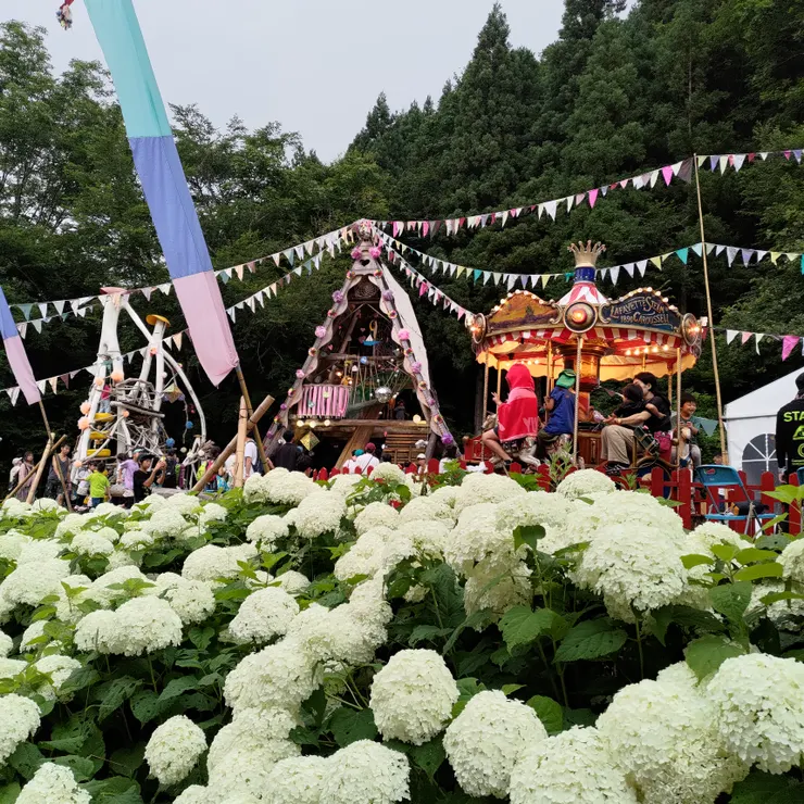 音樂祭也是小孩的天堂，連遊樂園都可以如此夢幻。