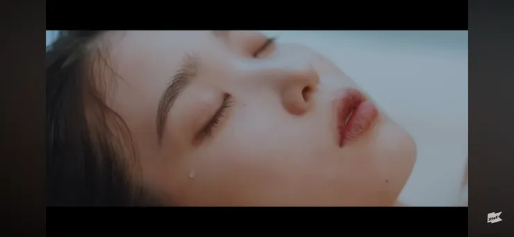 MV後段IU留下淚水