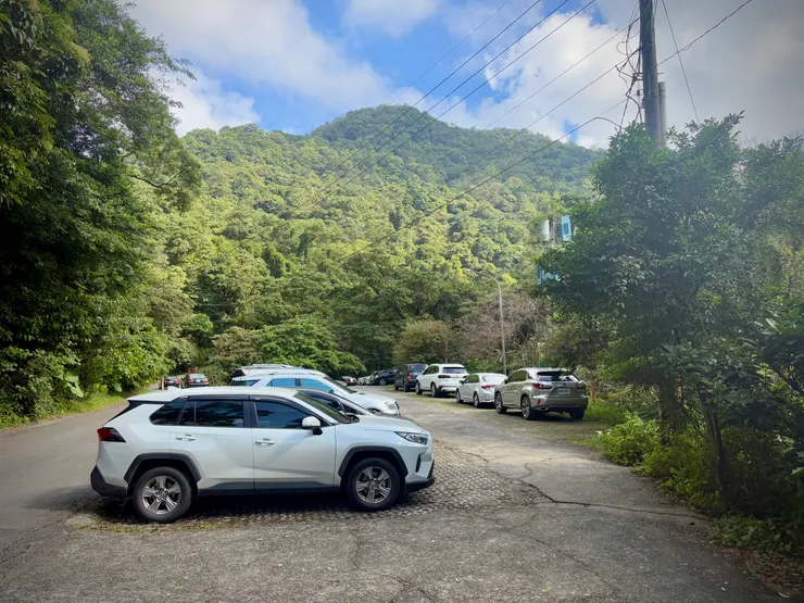 天秀宮旁勤進路上寬敞的停車場
