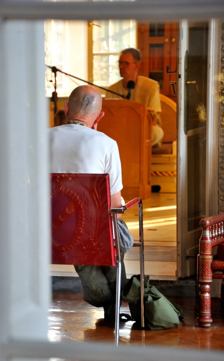 【為了四點半的敬拜老妻起個大早，唱誦聲隱隱傳出我揹著相機亂跑。我七點多起床，先去神廟探探，見晨課仍在進行，在門外拍了這張照片便退出了。】