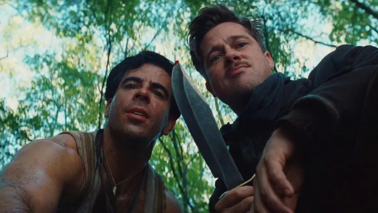 《惡棍特工》（Inglourious Basterds）的經典畫面之一，正是用仰拍的鏡頭將猶太雄（bear Jews）以及艾多上尉（Aldo Raine）形塑成控制場面的另類英雄。來源：《惡棍特工》劇照。