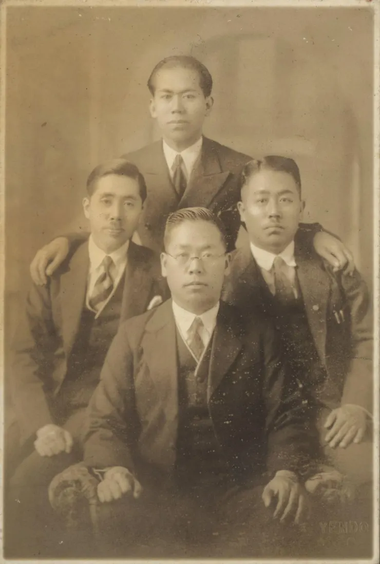 最前:施江東，二排右:施江西，二排左:施江南，最後:施江北