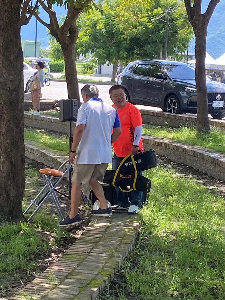正在籌備演出的雙人