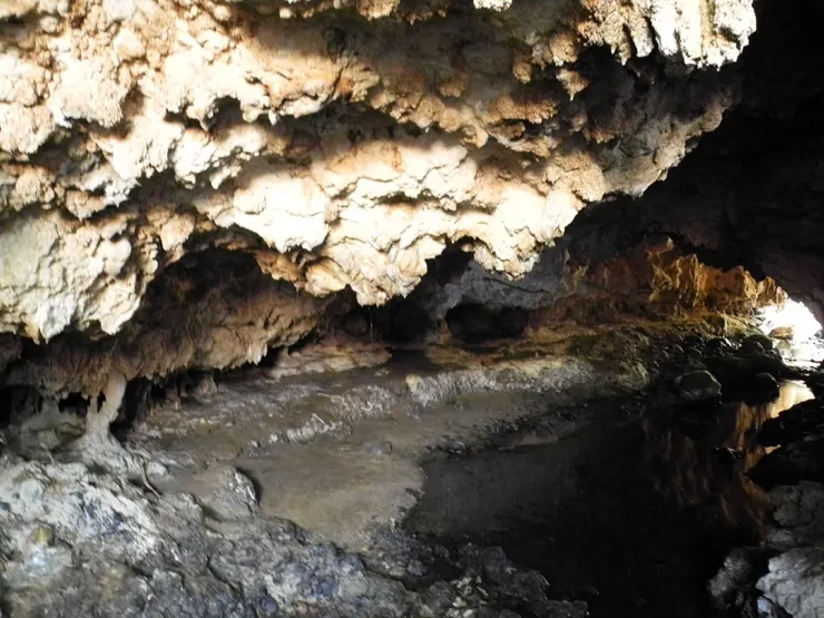 石灰岩洞穴中的鐘乳石，拍攝於綠島