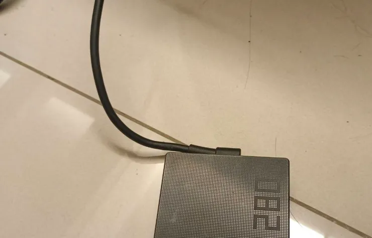 有方向性的限位，再加上這一面變壓器比較好看會想朝上，所以充電線就需要向左延伸一段距離才可往上延伸