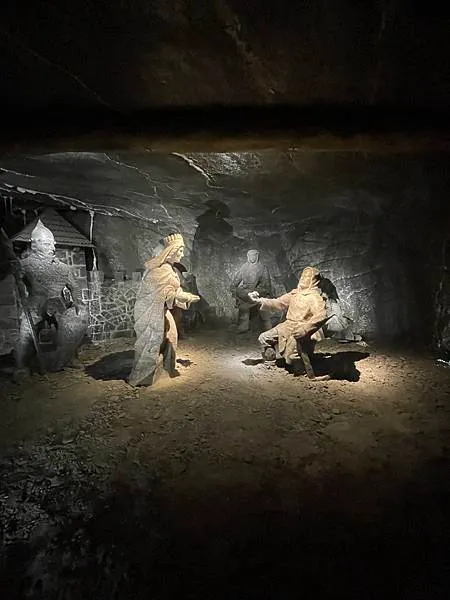 照片是大公爵跟金加公主獻上訂婚戒指的雕像