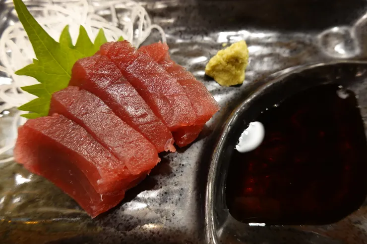 「居酒屋　樂」鮪魚生魚片。