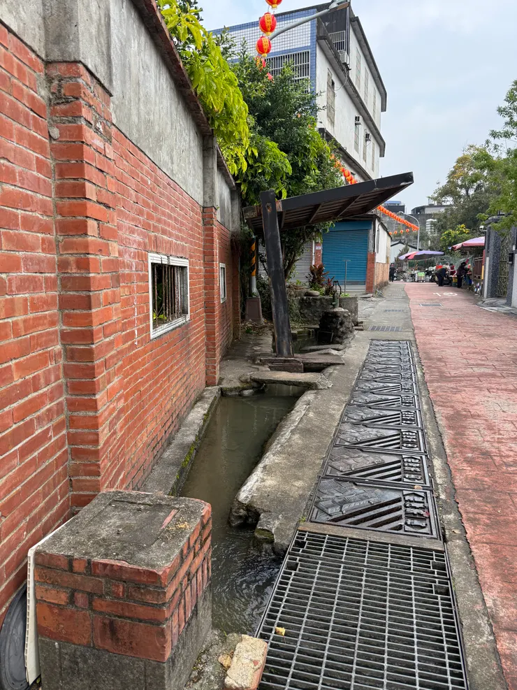 地上印有「龍潭第一街」的刻字