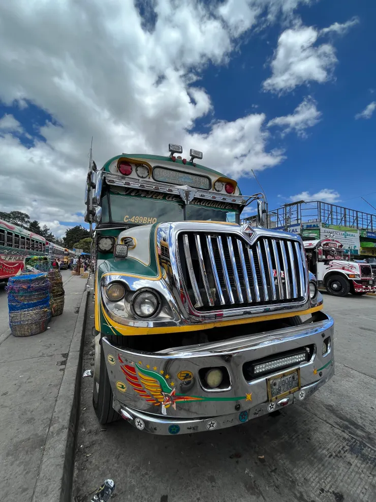 瓜地馬拉常見的chicken bus,據說從美國買了校車後一路開回瓜地馬拉