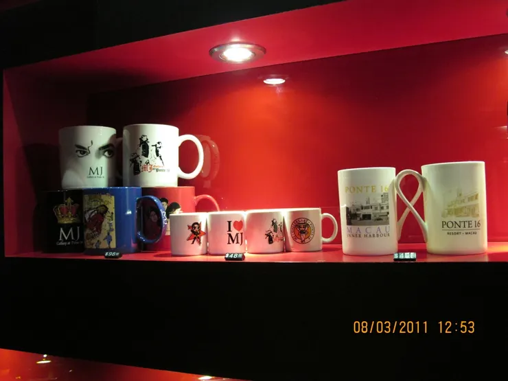 珍品館有家咖啡店,用的便是這些杯子,看到下面的價錢牌也知道可以買回家。我買了最小那款,從右起第二個,用來喝茶。