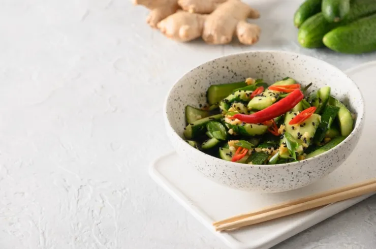 如果妳打算做好涼拌小黃瓜後還要冰兩小時，千萬別先把鹽和醋混進去。鹽會讓食材大量出水，稀釋掉妳辛辛苦苦調製的醬汁。圖/123RF圖庫