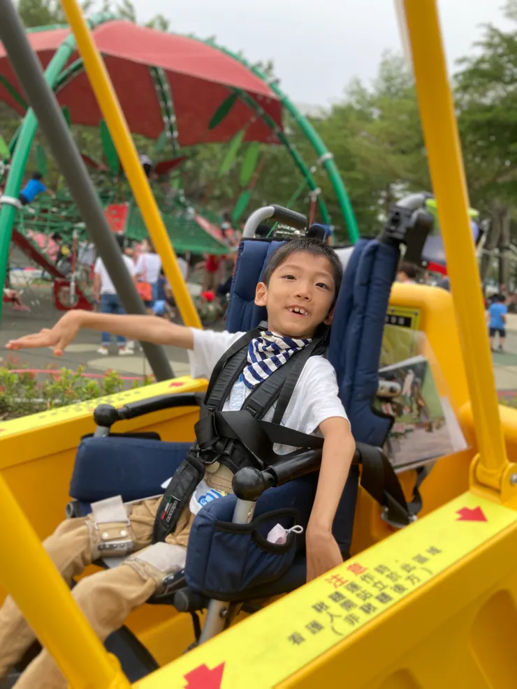 輪椅盪鞦韆為行動不便者專用的共融設施。〔台中黎新公園〕