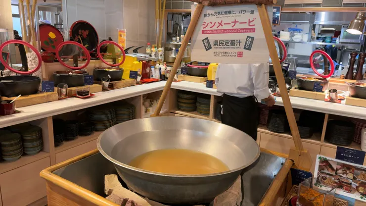 從門口就能看到的巨大鍋子，稱為「シンメイ鍋」
