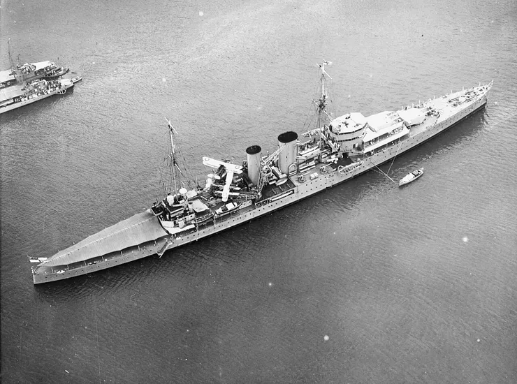 1934年4月24日，埃克塞特停泊在巴拿馬巴爾博亞，懸掛著遮陽篷的鳥瞰圖。