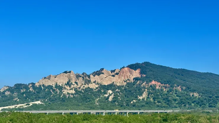 以往開車路過總會多看一眼火炎山,此時走在橋上終於能好好觀賞山勢之美