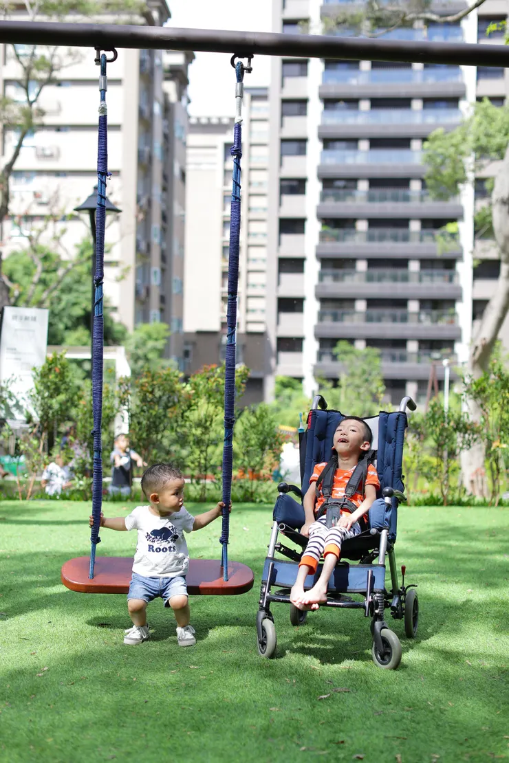 一座行動不便身障童♿️玩得起的設施及公園其實不普遍。