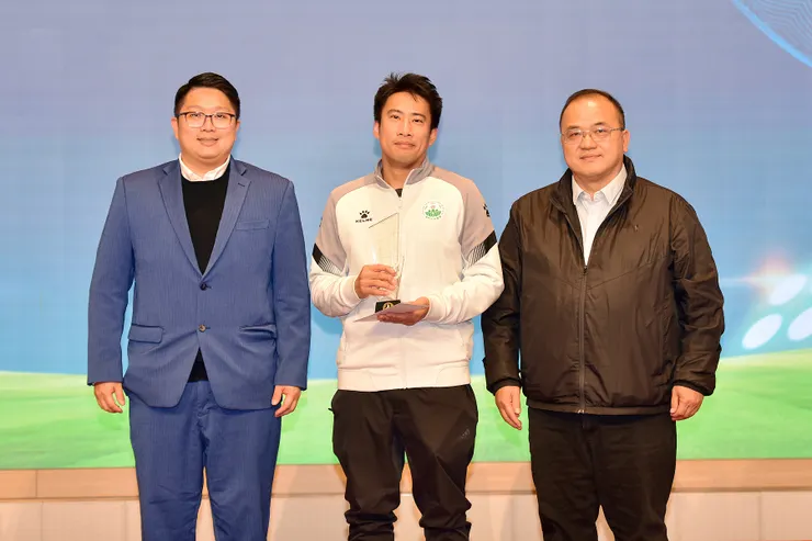 體育委員陸南德(右)與趙文杜(左)頒發「最佳球證」獎項(代領)