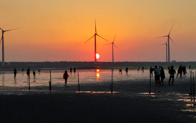 講到台中看夕陽，第一個想到的絕對是高美濕地。不是那種網美照騙，是真的站在淺灘上，看太陽從風車後面沉下去，連空氣都變成橘紅色的那種震撼