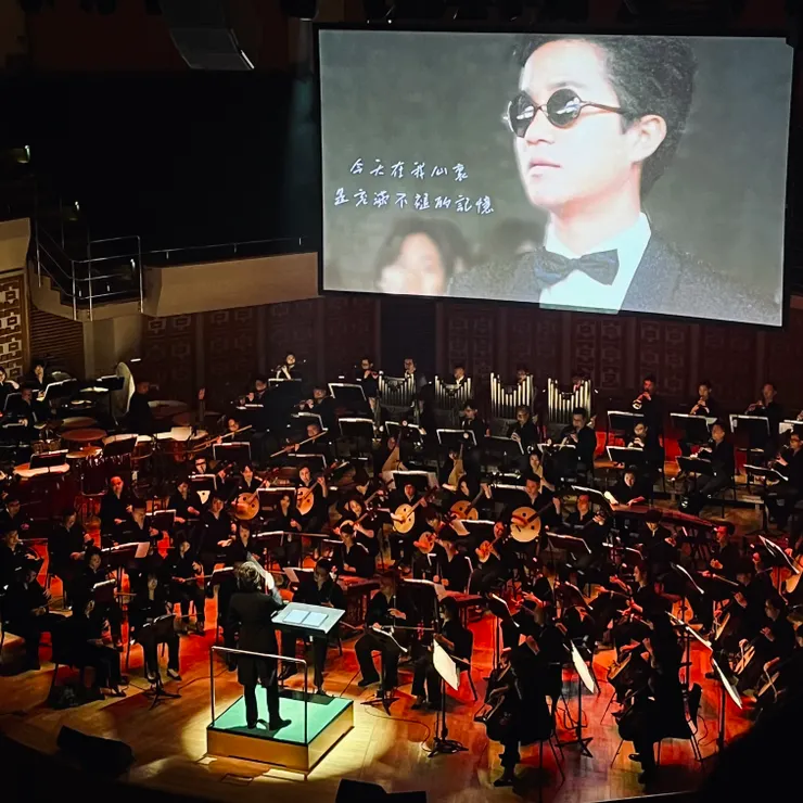 中樂演奏期間，一張張Danny的昔日照片在螢幕上浮現，教人泛起無盡思念。