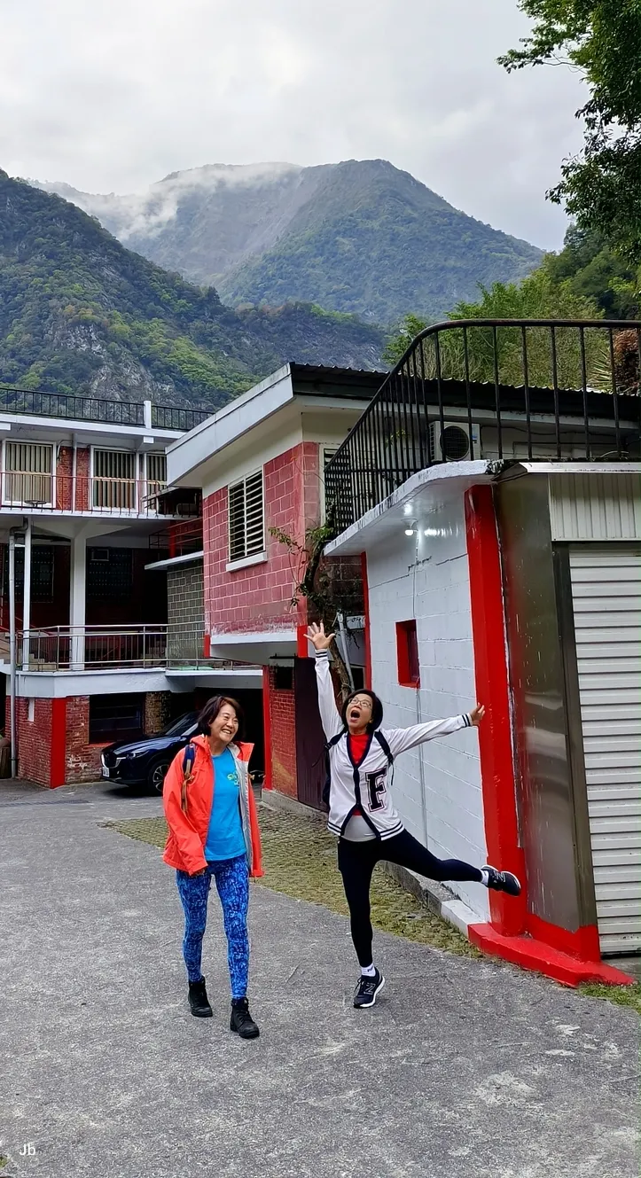 【經過天主堂到活動中心吃早餐！這兩位女同學真活潑。】