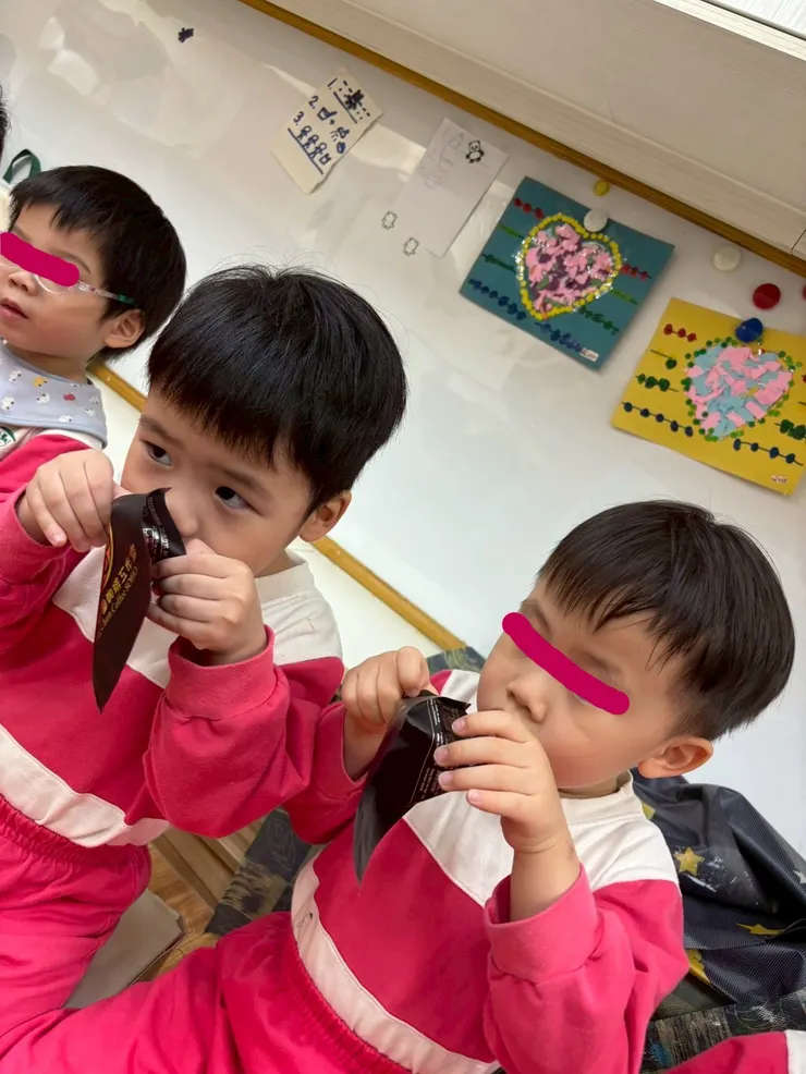 孩子嗅聞掛耳咖啡包裡面的苦味