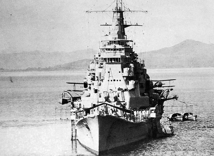 1938年，摩耶號船頭照，可以看到搭載的三菱 F1M水上飛機